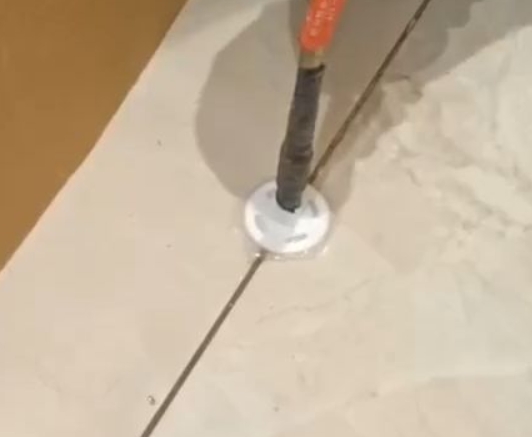 井研瓷砖空鼓维修公司专业解答瓷砖在铺贴过程中，如果没有涂抹均匀到位的粘结材料（如水泥砂浆或瓷砖胶），可能会导致以下问题